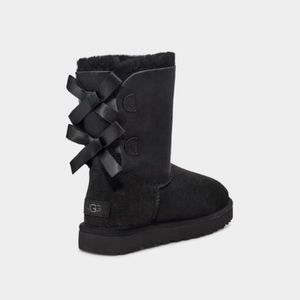 Ugg authentic Bailey bow womens Sz 9 new 100% authentic